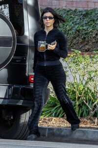 kourtney-kardashian-out-ahd-about-in-calabasas-12-22-2022-2.jpg