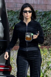 kourtney-kardashian-out-ahd-about-in-calabasas-12-22-2022-3.jpg