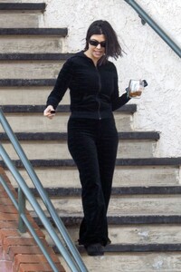 kourtney-kardashian-out-ahd-about-in-calabasas-12-22-2022-4.jpg