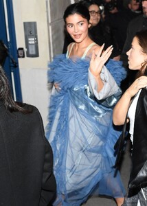 kylie-jenner-arrives-at-maison-margiela-fashion-show-in-paris-01-22-2023-6.jpg