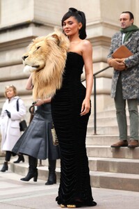 kylie-jenner-arrives-at-schiaparelli-spring-summer-2023-show-at-paris-fashion-week-01-23-2023-0.jpg