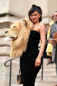 kylie-jenner-arrives-at-schiaparelli-spring-summer-2023-show-at-paris-fashion-week-01-23-2023-1.jpg