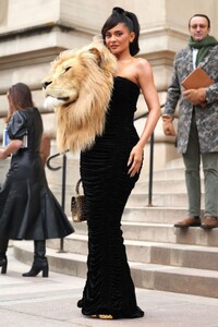 kylie-jenner-arrives-at-schiaparelli-spring-summer-2023-show-at-paris-fashion-week-01-23-2023-3.jpg