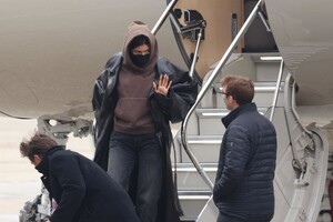 kylie-jenner-arrives-in-paris-on-her-private-jet-01-21-2023-2.jpg