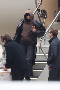 kylie-jenner-arrives-in-paris-on-her-private-jet-01-21-2023-6.jpg