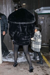 kylie-jenner-night-out-style-aspen-12-31-2022-5.jpg