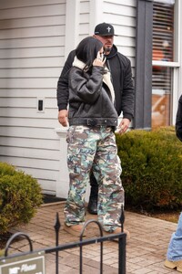 kylie-jenner-winter-street-style-aspen-01-01-2023-5.jpg