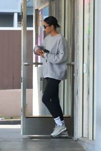 laura-harrier-at-a-gas-station-in-los-feliz-12-18-2022-4.jpg