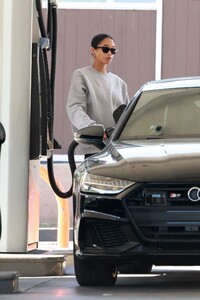 laura-harrier-at-a-gas-station-in-los-feliz-12-18-2022-6.jpg