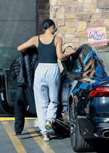 laura-harrier-shopping-at-gelson-s-markets-in-los-feliz-11-17-2022-2.jpg