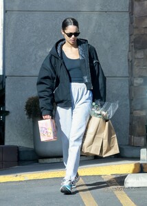 laura-harrier-shopping-at-gelson-s-markets-in-los-feliz-11-17-2022-6.jpg