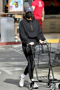 laura-harrier-shopping-at-lassens-natural-food-and-vitamins-in-los-angeles-01-10-2022-3.jpg