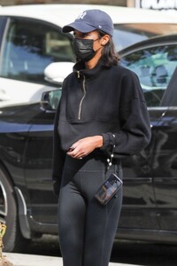 laura-harrier-shopping-at-lassens-natural-food-and-vitamins-in-los-angeles-01-10-2022-6.jpg