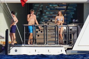 madison-headrick-on-leonardo-dicaprio-s-yacht-in-st.-barts-01-02-2023-4.jpg