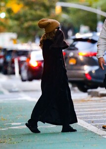 mary-kate-and-ashley-olsen-leaves-their-offices-in-new-york-10-18-2022-0.jpg