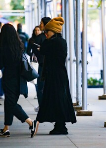 mary-kate-and-ashley-olsen-leaves-their-offices-in-new-york-10-18-2022-1.jpg