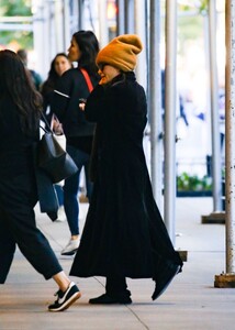 mary-kate-and-ashley-olsen-leaves-their-offices-in-new-york-10-18-2022-2.jpg