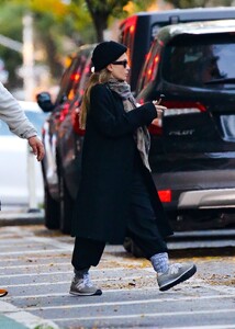 mary-kate-and-ashley-olsen-leaves-their-offices-in-new-york-10-18-2022-4.jpg