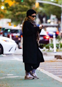 mary-kate-and-ashley-olsen-leaves-their-offices-in-new-york-10-18-2022-5.jpg