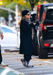 mary-kate-and-ashley-olsen-leaves-their-offices-in-new-york-10-18-2022-6.jpg