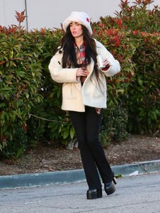 megan-fox-shopping-for-groceries-in-los-angeles-01-01-2023-5.jpg