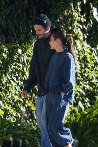 mila-kunis-and-ashton-kutcher-at-erewhon-market-in-studio-city-01-06-2023-2.jpg