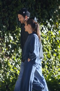 mila-kunis-and-ashton-kutcher-at-erewhon-market-in-studio-city-01-06-2023-4.jpg