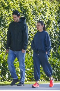 mila-kunis-and-ashton-kutcher-at-erewhon-market-in-studio-city-01-06-2023-5.jpg