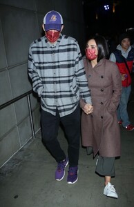 mila-kunis-and-ashton-kutcher-exits-the-la-lakers-vs-brooklyn-nets-in-los-angeles-11-13-2022-2.jpg