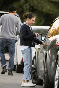 mila-kunis-and-ashton-kutcher-out-in-los-angeles-01-27-2023-1.jpg