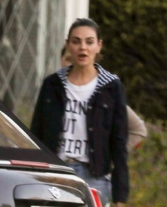 mila-kunis-and-ashton-kutcher-out-in-los-angeles-01-27-2023-3.jpg