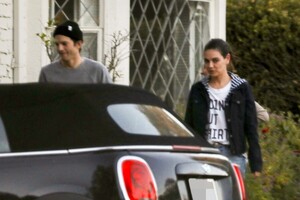 mila-kunis-and-ashton-kutcher-out-in-los-angeles-01-27-2023-4.jpg