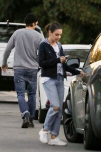 mila-kunis-and-ashton-kutcher-out-in-los-angeles-01-27-2023-6.jpg