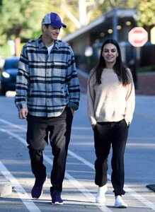 mila-kunis-and-ashton-kutcher-out-in-los-angeles-11-13-2022-1.jpg