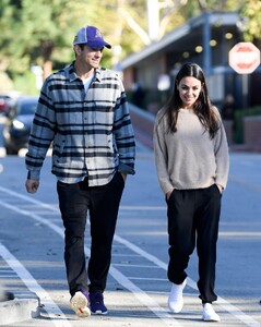 mila-kunis-and-ashton-kutcher-out-in-los-angeles-11-13-2022-5.jpg