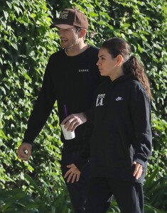 mila-kunis-and-ashton-kutcher-out-in-studio-city-12-06-2022-1.thumb.jpg.d7d329f0a237494b616e6f5eea75d822.jpg