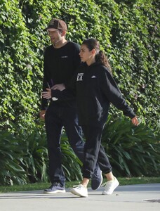 mila-kunis-and-ashton-kutcher-out-in-studio-city-12-06-2022-2.thumb.jpg.0ca78e9182c856cf953fe11d06b0212d.jpg