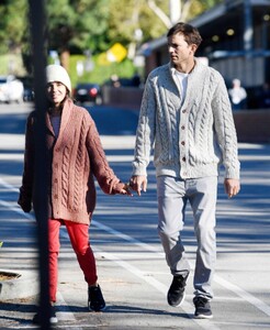 mila-kunis-and-ashton-kutcher-stroll-in-los-angeles-11-10-2022-1.thumb.jpg.71287c6234c0b6471aa28d6fc427c8a9.jpg