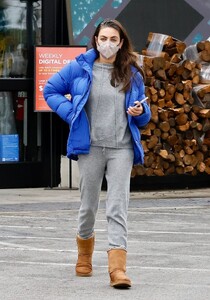 mila-kunis-at-grocery-store-in-studio-city-12-02-2022-2.jpg