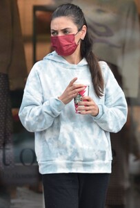 mila-kunis-at-starbucks-in-beverly-hills-11-29-2022-2.jpg