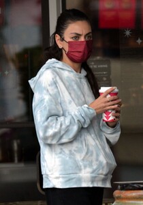 mila-kunis-at-starbucks-in-beverly-hills-11-29-2022-3.jpg