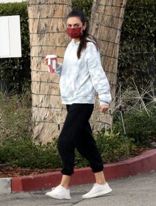 mila-kunis-at-starbucks-in-beverly-hills-11-29-2022-4.jpg