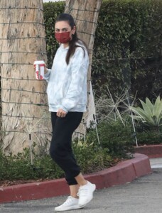 mila-kunis-at-starbucks-in-beverly-hills-11-29-2022-5.jpg