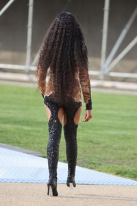 naomi-campbell-arrives-at-alexander-mcqueen-fashion-show-in-london-10-11-2022-5.jpg