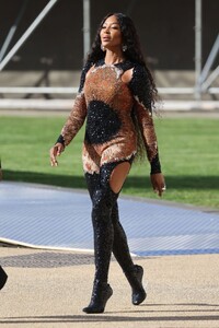 naomi-campbell-arrives-at-alexander-mcqueen-fashion-show-in-london-10-11-2022-8.jpg