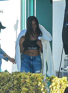 naomi-campbell-at-a-photoshoot-in-miami-beach-10-23-2022-0.jpg