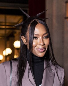 naomi-campbell-leaves-hotel-la-reserve-at-paris-fashion-week-01-21-2023-2.jpg