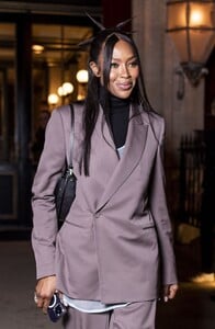 naomi-campbell-leaves-hotel-la-reserve-at-paris-fashion-week-01-21-2023-3.jpg