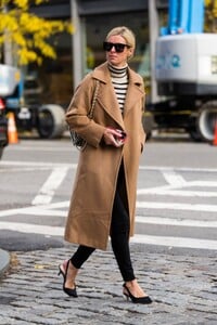 nicky-hilton-out-and-about-in-new-york-12-08-2022-6.thumb.jpg.63a3395b4650f4b286ba83a58cb0beec.jpg