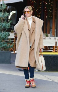 nicky-hilton-out-and-about-in-new-york-12-14-2022-1.thumb.jpg.618559539c7e9dc3fc15ead8d2808697.jpg